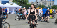 Сотни оренбуржцев на двухколесных «конях» отмечают День велосипедиста - Ria56.Ru