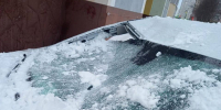 В Оренбурге снег с крыши здания упал на припаркованный автомобиль: автовладельцу компенсирован ущерб - Time56.Ru
