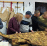 Оренбургские осужденные плетут маскировочные сети для бойцов СВО - Yuzh-Ural.Ru
